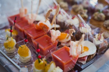 Güzel dekore edilmiş yemek sofrası farklı yemek ve aperatiflerle kurumsal noel partisi ya da düğün kutlaması için.