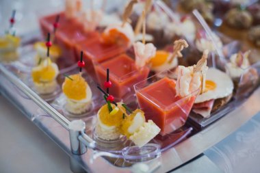 Güzel dekore edilmiş yemek sofrası farklı yemek ve aperatiflerle kurumsal noel partisi ya da düğün kutlaması için.