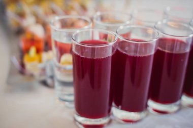 Güzel dekore edilmiş yemek sofrası farklı yemek ve aperatiflerle kurumsal noel partisi ya da düğün kutlaması için.