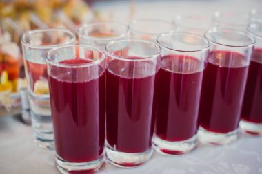 Güzel dekore edilmiş yemek sofrası farklı yemek ve aperatiflerle kurumsal noel partisi ya da düğün kutlaması için.