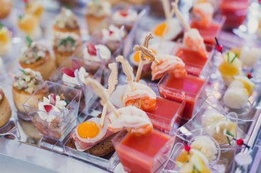 Güzel dekore edilmiş yemek sofrası farklı yemek ve aperatiflerle kurumsal noel partisi ya da düğün kutlaması için.