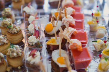 Güzel dekore edilmiş yemek sofrası farklı yemek ve aperatiflerle kurumsal noel partisi ya da düğün kutlaması için.