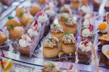 Güzel dekore edilmiş yemek sofrası farklı yemek ve aperatiflerle kurumsal noel partisi ya da düğün kutlaması için.