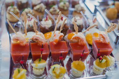 Güzel dekore edilmiş yemek sofrası farklı yemek ve aperatiflerle kurumsal noel partisi ya da düğün kutlaması için.