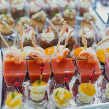 Güzel dekore edilmiş yemek sofrası farklı yemek ve aperatiflerle kurumsal noel partisi ya da düğün kutlaması için.