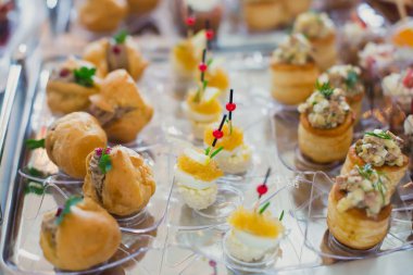 Güzel dekore edilmiş yemek sofrası farklı yemek ve aperatiflerle kurumsal noel partisi ya da düğün kutlaması için.