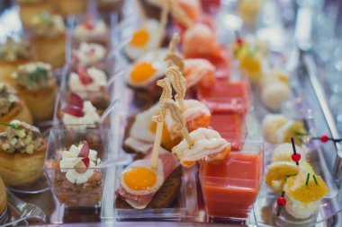 Güzel dekore edilmiş yemek sofrası farklı yemek ve aperatiflerle kurumsal noel partisi ya da düğün kutlaması için.