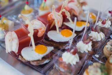 Güzel dekore edilmiş yemek sofrası farklı yemek ve aperatiflerle kurumsal noel partisi ya da düğün kutlaması için.