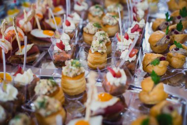 Güzel dekore edilmiş yemek sofrası farklı yemek ve aperatiflerle kurumsal noel partisi ya da düğün kutlaması için.