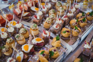 Güzel dekore edilmiş yemek sofrası farklı yemek ve aperatiflerle kurumsal noel partisi ya da düğün kutlaması için.