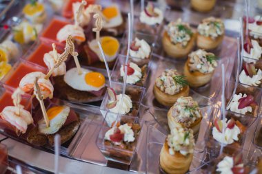 Güzel dekore edilmiş yemek sofrası farklı yemek ve aperatiflerle kurumsal noel partisi ya da düğün kutlaması için.