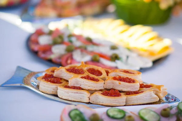 Mesa de banquete de catering bellamente decorada con diferentes aperitivos y aperitivos en el evento de fiesta de cumpleaños de Navidad corporativa o celebración de la boda —  Fotos de Stock