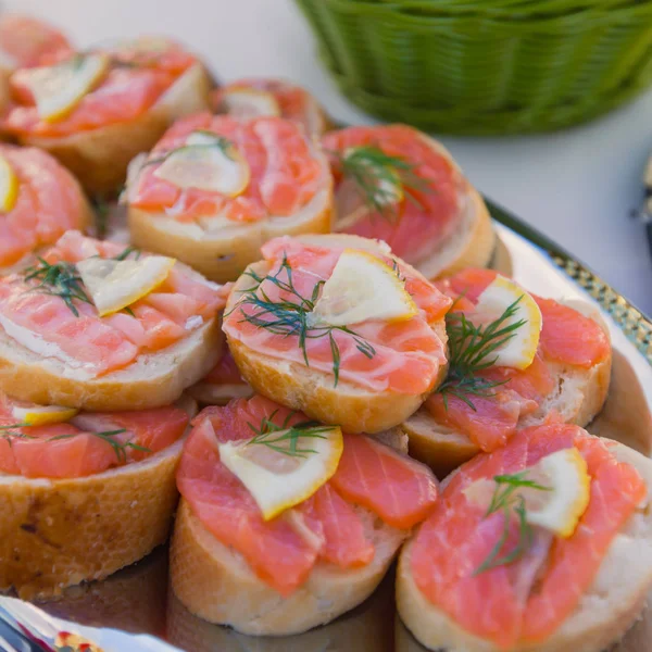 Güzel dekore edilmiş yemek sofrası farklı yemek ve aperatiflerle kurumsal noel partisi ya da düğün kutlaması için.