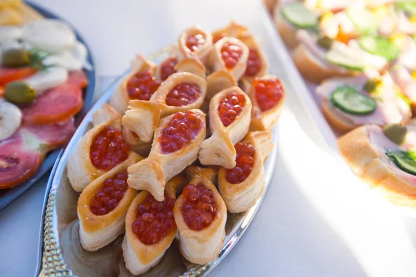 Güzel dekore edilmiş yemek sofrası farklı yemek ve aperatiflerle kurumsal noel partisi ya da düğün kutlaması için.