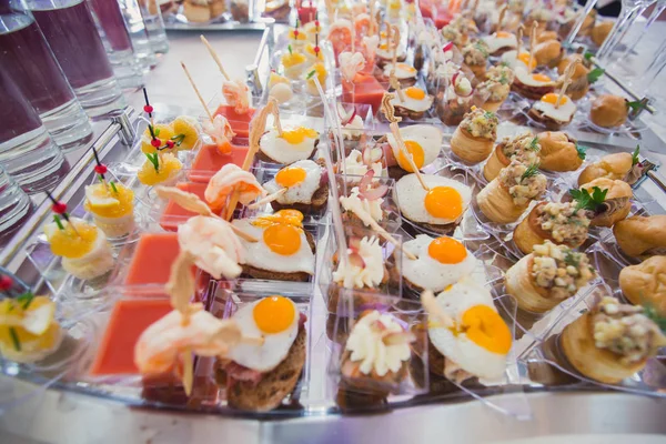 Güzel dekore edilmiş yemek sofrası farklı yemek ve aperatiflerle kurumsal noel partisi ya da düğün kutlaması için.