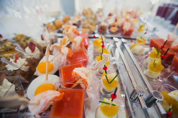 Güzel dekore edilmiş yemek sofrası farklı yemek ve aperatiflerle kurumsal noel partisi ya da düğün kutlaması için.