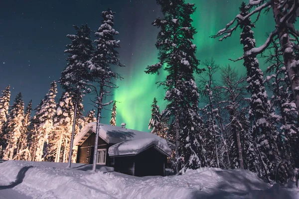 Szép képet a hatalmas többszínű zöld élénk Aurora Borealis, Aurora Polaris, is ismert északi fény az éjszakai égen át téli Lapland, Norvégia, Scandinavia — Stock Fotó