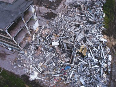 House, hava uçak ile vurdu buliding yıkım, ağır buldozer sitesiyle yıkım ve Ekskavatör, iş yerinde ezme donanımları ile süreci yıkıldı