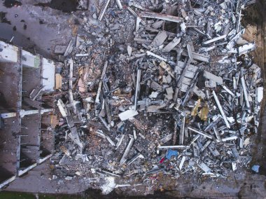 House, hava uçak ile vurdu buliding yıkım, ağır buldozer sitesiyle yıkım ve Ekskavatör, iş yerinde ezme donanımları ile süreci yıkıldı