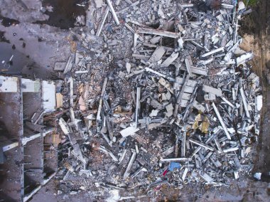 House, hava uçak ile vurdu buliding yıkım, ağır buldozer sitesiyle yıkım ve Ekskavatör, iş yerinde ezme donanımları ile süreci yıkıldı