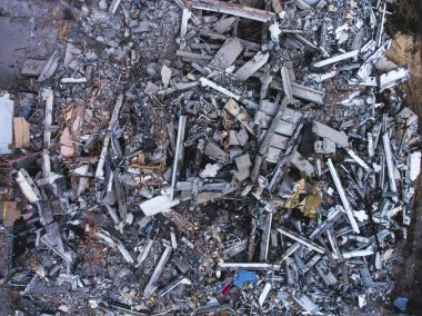 House, hava uçak ile vurdu buliding yıkım, ağır buldozer sitesiyle yıkım ve Ekskavatör, iş yerinde ezme donanımları ile süreci yıkıldı