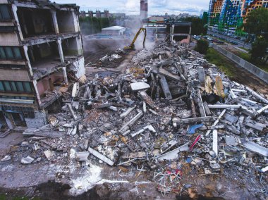 House, hava uçak ile vurdu buliding yıkım, ağır buldozer sitesiyle yıkım ve Ekskavatör, iş yerinde ezme donanımları ile süreci yıkıldı