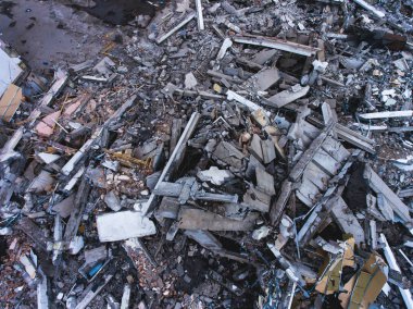 House, hava uçak ile vurdu buliding yıkım, ağır buldozer sitesiyle yıkım ve Ekskavatör, iş yerinde ezme donanımları ile süreci yıkıldı