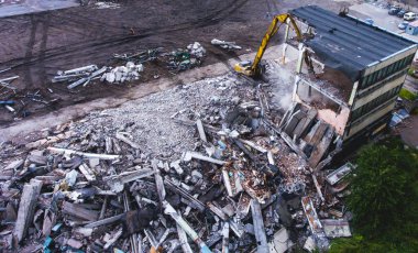 House, hava uçak ile vurdu buliding yıkım, ağır buldozer sitesiyle yıkım ve Ekskavatör, iş yerinde ezme donanımları ile süreci yıkıldı