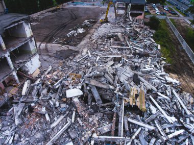 House, hava uçak ile vurdu buliding yıkım, ağır buldozer sitesiyle yıkım ve Ekskavatör, iş yerinde ezme donanımları ile süreci yıkıldı