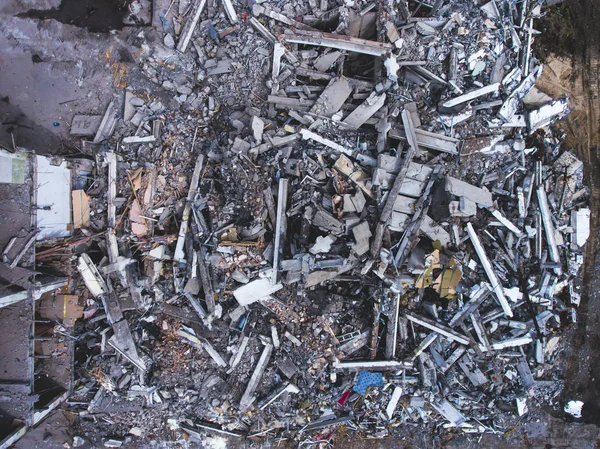 House, hava uçak ile vurdu buliding yıkım, ağır buldozer sitesiyle yıkım ve Ekskavatör, iş yerinde ezme donanımları ile süreci yıkıldı