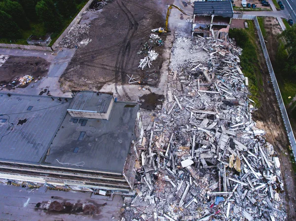 House, hava uçak ile vurdu buliding yıkım, ağır buldozer sitesiyle yıkım ve Ekskavatör, iş yerinde ezme donanımları ile süreci yıkıldı