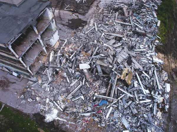 House, hava uçak ile vurdu buliding yıkım, ağır buldozer sitesiyle yıkım ve Ekskavatör, iş yerinde ezme donanımları ile süreci yıkıldı