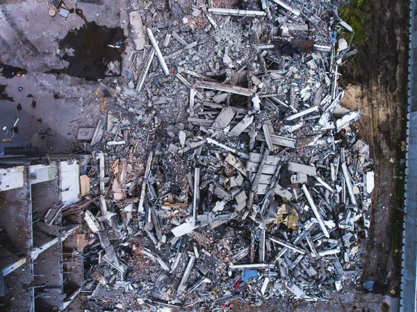 Een proces van buliding sloop, sloop site met zware bulldozer en graafmachine met verpletterende apparatuur op het werk, huis, schot uit de lucht met drone gesloopt — Stockfoto