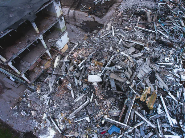 Een proces van buliding sloop, sloop site met zware bulldozer en graafmachine met verpletterende apparatuur op het werk, huis, schot uit de lucht met drone gesloopt — Stockfoto