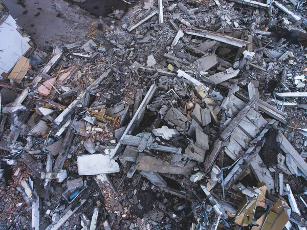 Een proces van buliding sloop, sloop site met zware bulldozer en graafmachine met verpletterende apparatuur op het werk, huis, schot uit de lucht met drone gesloopt — Stockfoto