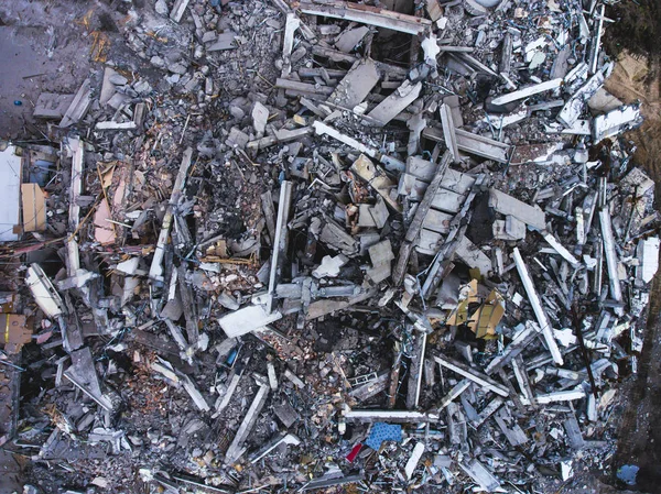 House, hava uçak ile vurdu buliding yıkım, ağır buldozer sitesiyle yıkım ve Ekskavatör, iş yerinde ezme donanımları ile süreci yıkıldı