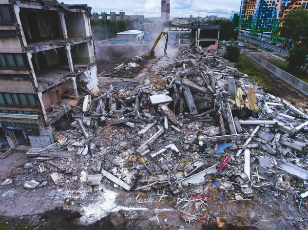 House, hava uçak ile vurdu buliding yıkım, ağır buldozer sitesiyle yıkım ve Ekskavatör, iş yerinde ezme donanımları ile süreci yıkıldı