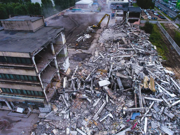 House, hava uçak ile vurdu buliding yıkım, ağır buldozer sitesiyle yıkım ve Ekskavatör, iş yerinde ezme donanımları ile süreci yıkıldı