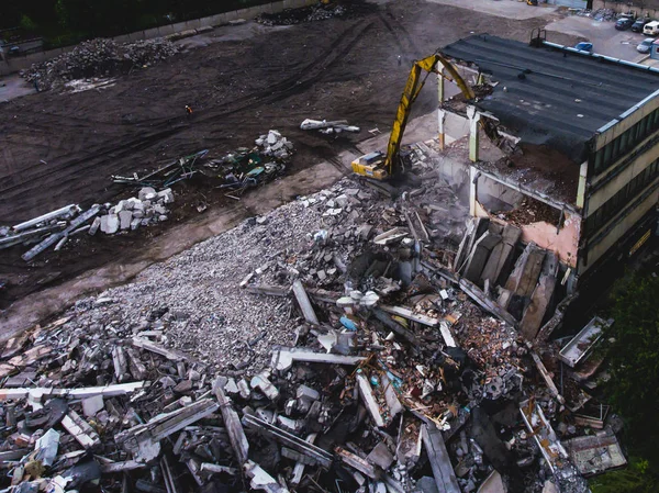 House, hava uçak ile vurdu buliding yıkım, ağır buldozer sitesiyle yıkım ve Ekskavatör, iş yerinde ezme donanımları ile süreci yıkıldı
