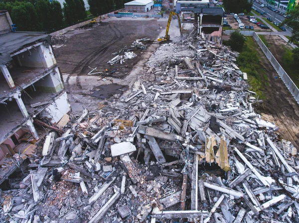 House, hava uçak ile vurdu buliding yıkım, ağır buldozer sitesiyle yıkım ve Ekskavatör, iş yerinde ezme donanımları ile süreci yıkıldı