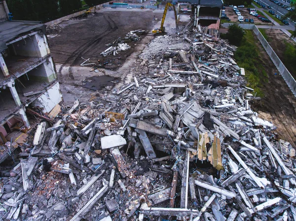 House, hava uçak ile vurdu buliding yıkım, ağır buldozer sitesiyle yıkım ve Ekskavatör, iş yerinde ezme donanımları ile süreci yıkıldı