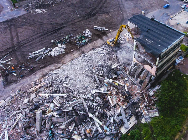 House, hava uçak ile vurdu buliding yıkım, ağır buldozer sitesiyle yıkım ve Ekskavatör, iş yerinde ezme donanımları ile süreci yıkıldı