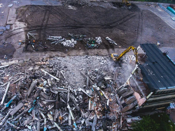 Un processus de démolition de bouclier, site de démolition avec bulldozer lourd et pelle avec équipement de concassage au travail, maison démolie, tiré de l'air avec un drone — Photo