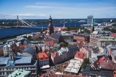 Güzel süper geniş açı hava panoramik Riga, Letonya liman ve manzarası St. Peters Church gözlem kulesinden görülen manzara şehrin ötesinde ile