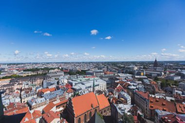 Güzel süper geniş açı hava panoramik Riga, Letonya liman ve manzarası St. Peters Church gözlem kulesinden görülen manzara şehrin ötesinde ile
