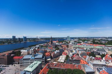Güzel süper geniş açı hava panoramik Riga, Letonya liman ve manzarası St. Peters Church gözlem kulesinden görülen manzara şehrin ötesinde ile