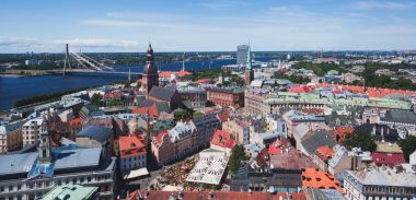 Güzel süper geniş açı hava panoramik Riga, Letonya liman ve manzarası St. Peters Church gözlem kulesinden görülen manzara şehrin ötesinde ile