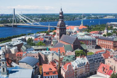 Güzel süper geniş açı hava panoramik Riga, Letonya liman ve manzarası St. Peters Church gözlem kulesinden görülen manzara şehrin ötesinde ile