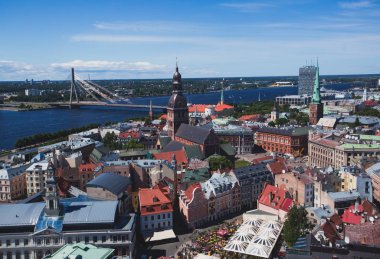 Güzel süper geniş açı hava panoramik Riga, Letonya liman ve manzarası St. Peters Church gözlem kulesinden görülen manzara şehrin ötesinde ile