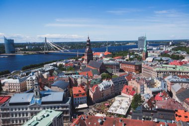 Güzel süper geniş açı hava panoramik Riga, Letonya liman ve manzarası St. Peters Church gözlem kulesinden görülen manzara şehrin ötesinde ile